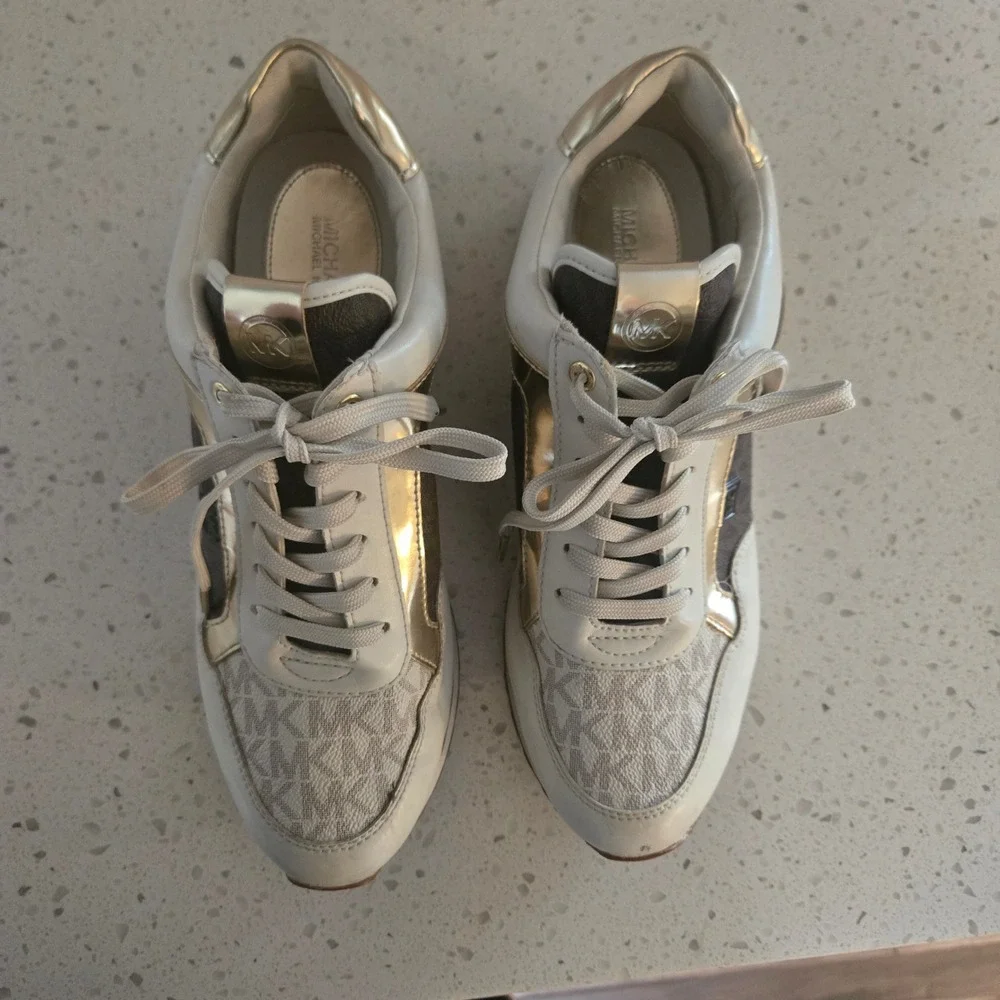 Michael Kors Allie Stride Sneakers Womems 8 White Brown Gold Logo SG19H